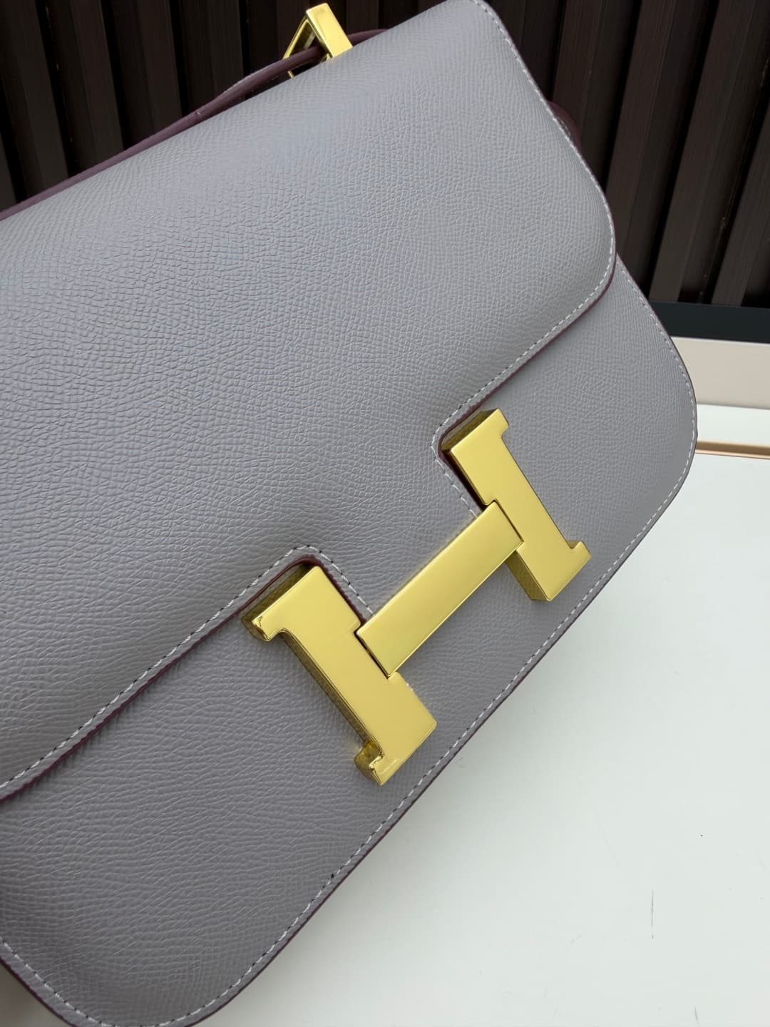 C4765 The flight attendant’s large-sized bag💰 – this Hermès Kangkang bag is simply the perfect accessory. Its color is extremely delicate and elegant. The shape of the bag suits a refined style. I usually wear it with light-colored clothes: in winter, I w — image 4