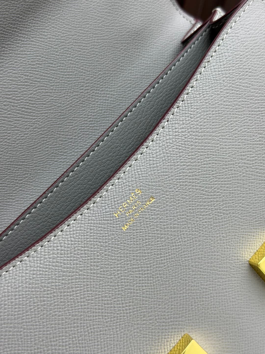 C4765 The flight attendant’s large-sized bag💰 – this Hermès Kangkang bag is simply the perfect accessory. Its color is extremely delicate and elegant. The shape of the bag suits a refined style. I usually wear it with light-colored clothes: in winter, I w — image 8