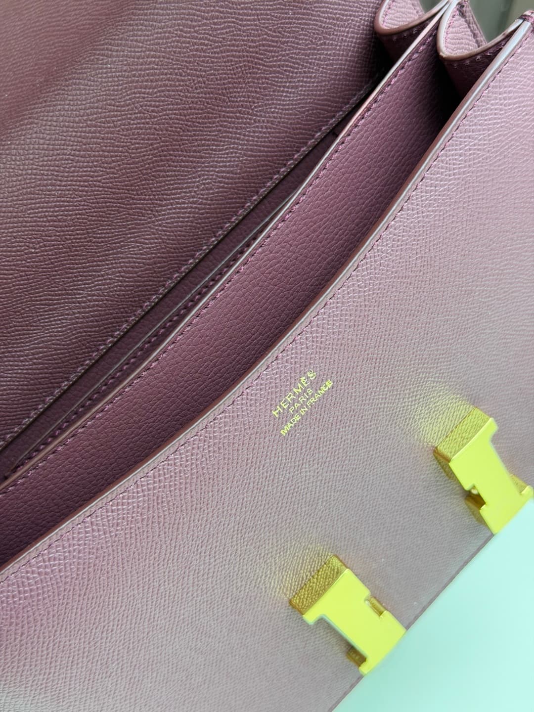 C4766 The flight attendant’s large-sized bag💰 – this Hermès Kangkang bag is just like the white moonlight in my mind. The color is extremely gentle. The shape of the bag is very elegant. I usually wear it with light-colored clothes: a coat in winter, or a — image 8