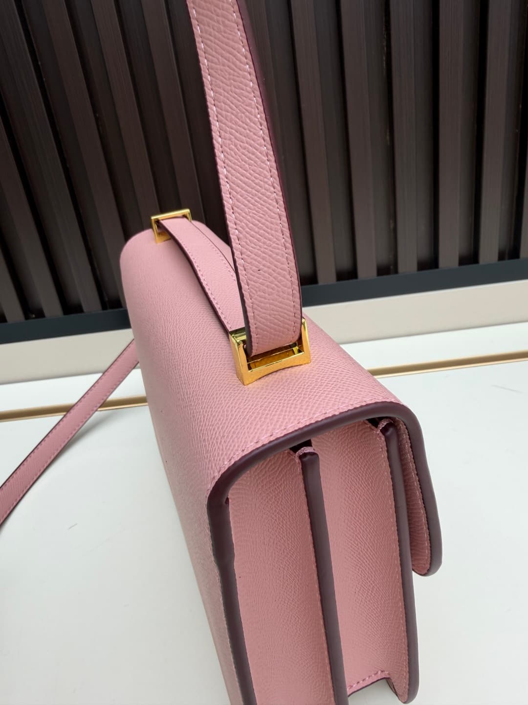 C4764 The flight attendant’s large-sized bag💰 – this Hermès Kangkang bag is simply the perfect accessory. Its color is extremely gentle; the shape is also very elegant. I usually wear it with light-colored clothes: a coat in winter, or a down jacket; in s — image 6