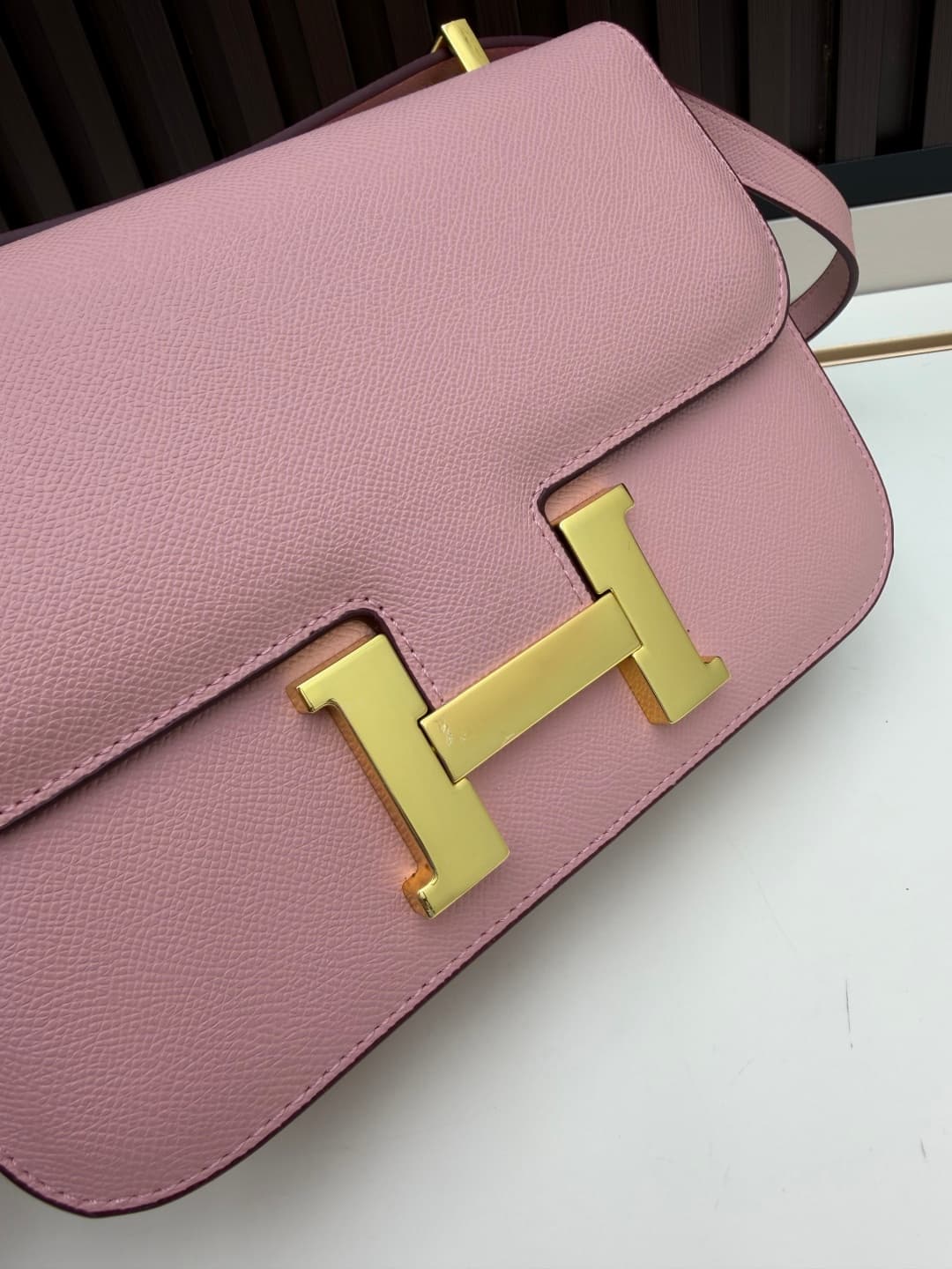 C4764 The flight attendant’s large-sized bag💰 – this Hermès Kangkang bag is simply the perfect accessory. Its color is extremely gentle; the shape is also very elegant. I usually wear it with light-colored clothes: a coat in winter, or a down jacket; in s — image 4