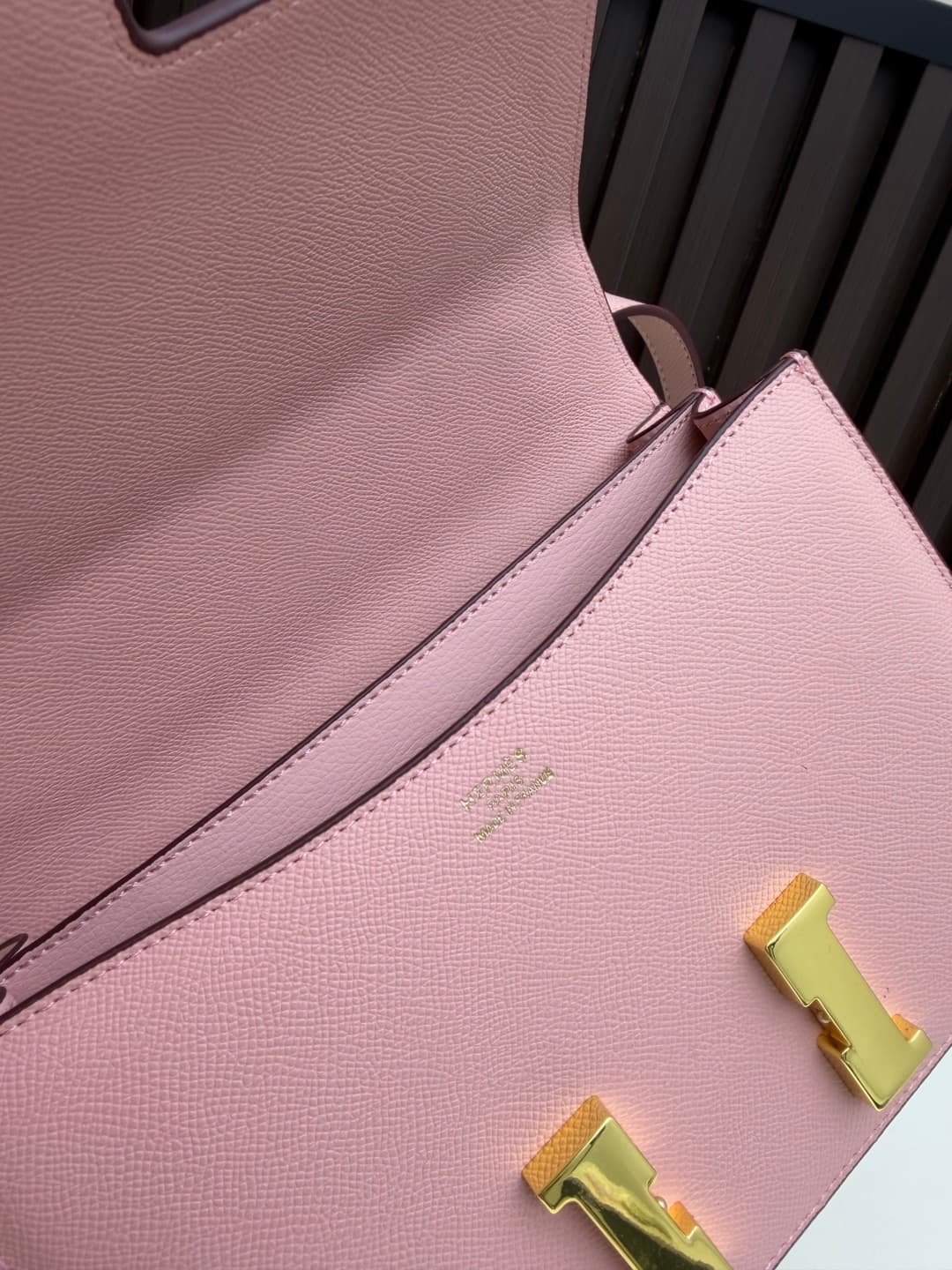 C4764 The flight attendant’s large-sized bag💰 – this Hermès Kangkang bag is simply the perfect accessory. Its color is extremely gentle; the shape is also very elegant. I usually wear it with light-colored clothes: a coat in winter, or a down jacket; in s — image 8