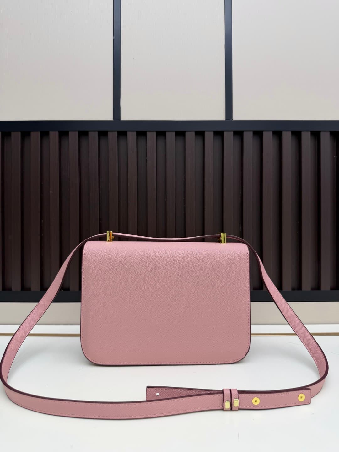 C4764 The flight attendant’s large-sized bag💰 – this Hermès Kangkang bag is simply the perfect accessory. Its color is extremely gentle; the shape is also very elegant. I usually wear it with light-colored clothes: a coat in winter, or a down jacket; in s — image 3