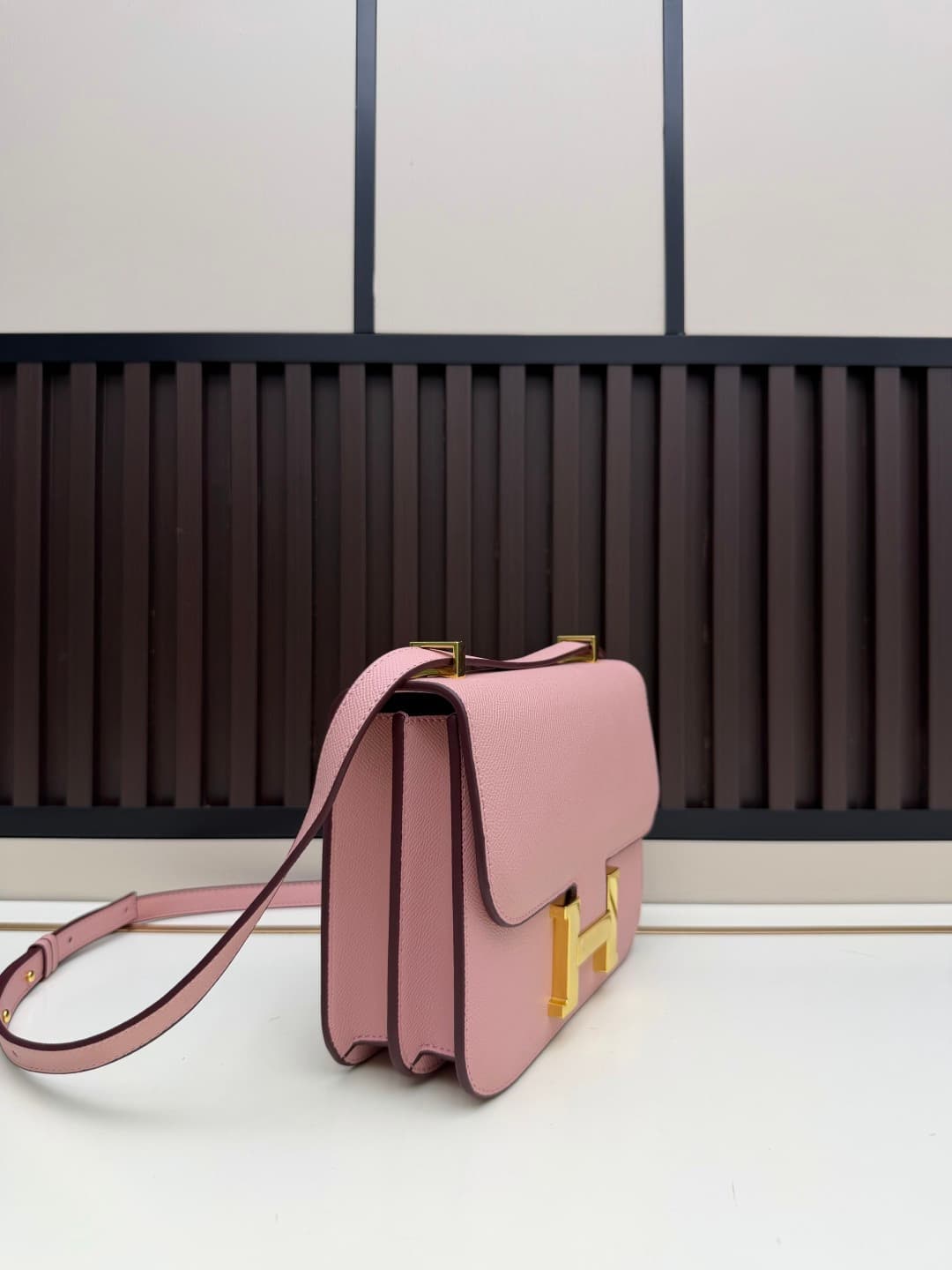 C4764 The flight attendant’s large-sized bag💰 – this Hermès Kangkang bag is simply the perfect accessory. Its color is extremely gentle; the shape is also very elegant. I usually wear it with light-colored clothes: a coat in winter, or a down jacket; in s — image 2