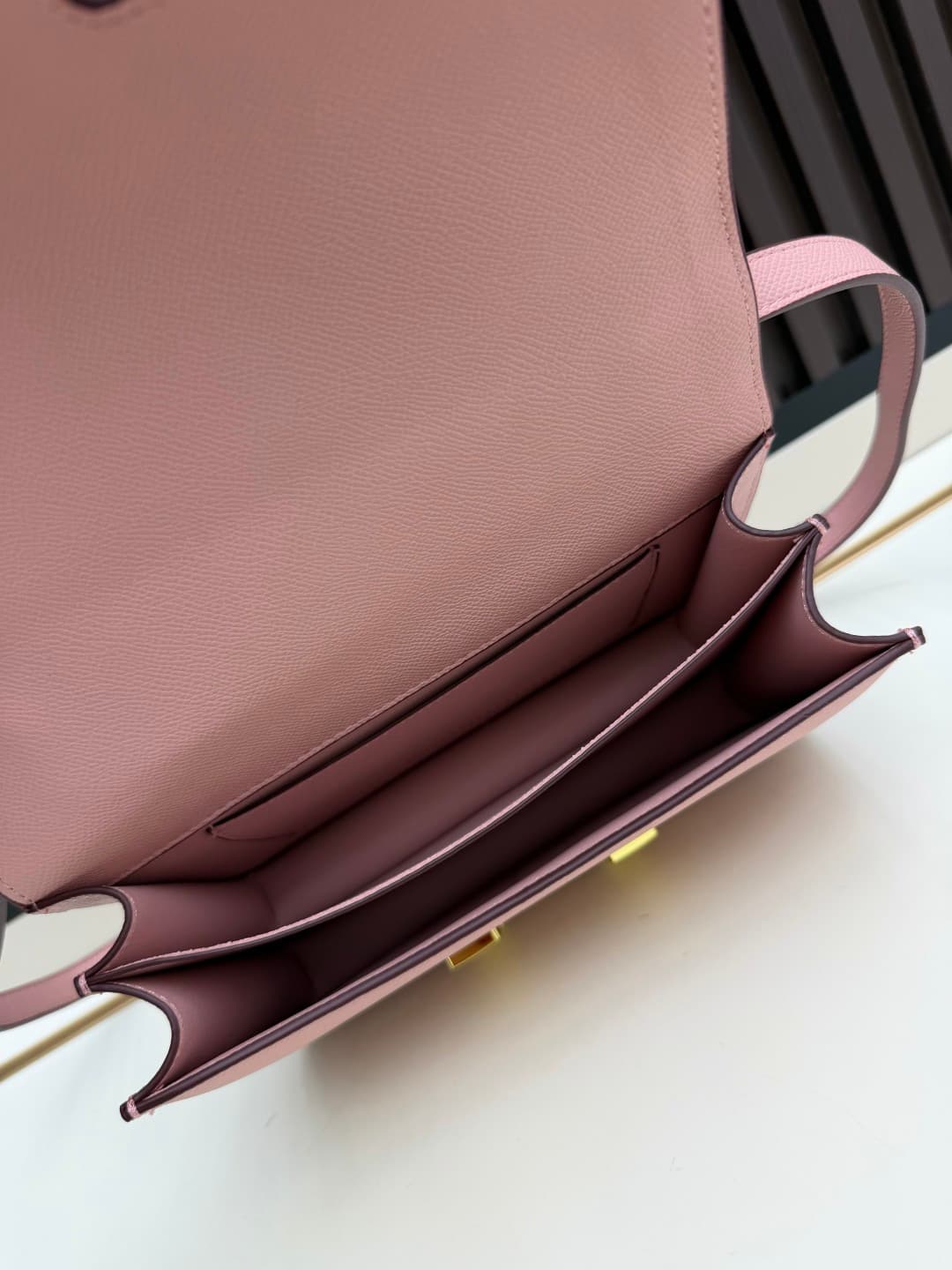 C4764 The flight attendant’s large-sized bag💰 – this Hermès Kangkang bag is simply the perfect accessory. Its color is extremely gentle; the shape is also very elegant. I usually wear it with light-colored clothes: a coat in winter, or a down jacket; in s — image 7