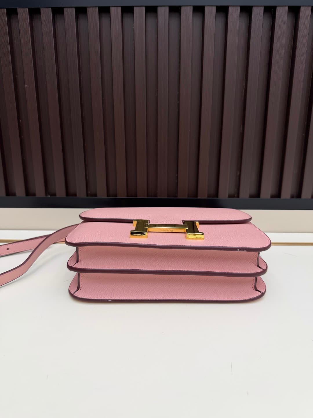 C4764 The flight attendant’s large-sized bag💰 – this Hermès Kangkang bag is simply the perfect accessory. Its color is extremely gentle; the shape is also very elegant. I usually wear it with light-colored clothes: a coat in winter, or a down jacket; in s — image 5
