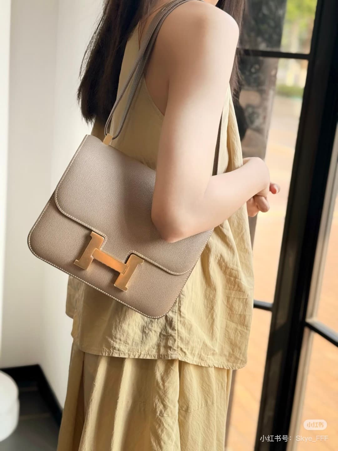C4762 The flight attendant’s large-sized bag💰 – this Hermès Kangkang bag is simply the “white moonlight” in my mind. The color is extremely gentle. The shape of the bag is elegant and stylish. I usually pair it with light-colored clothes: wear it with a c — image 2
