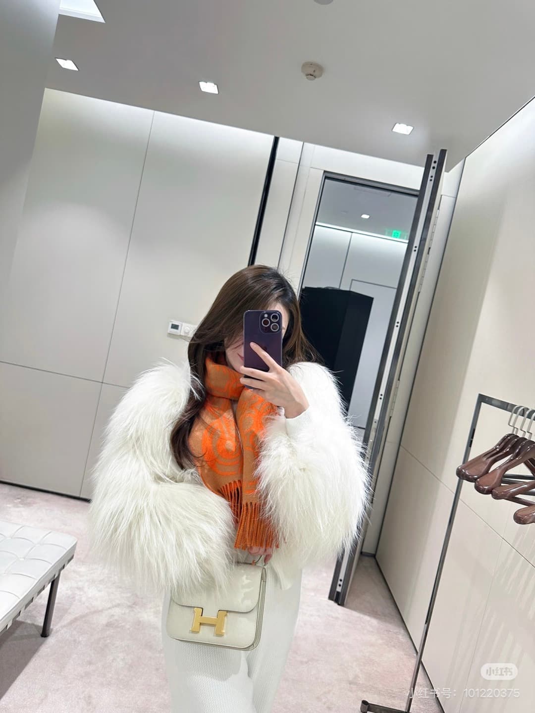 C4762 The flight attendant’s large-sized bag💰 – this Hermès Kangkang bag is simply the “white moonlight” in my mind. The color is extremely gentle. The shape of the bag is elegant and stylish. I usually pair it with light-colored clothes: wear it with a c — image 7