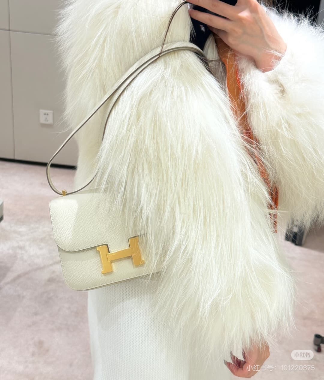 C4762 The flight attendant’s large-sized bag💰 – this Hermès Kangkang bag is simply the “white moonlight” in my mind. The color is extremely gentle. The shape of the bag is elegant and stylish. I usually pair it with light-colored clothes: wear it with a c — image 6