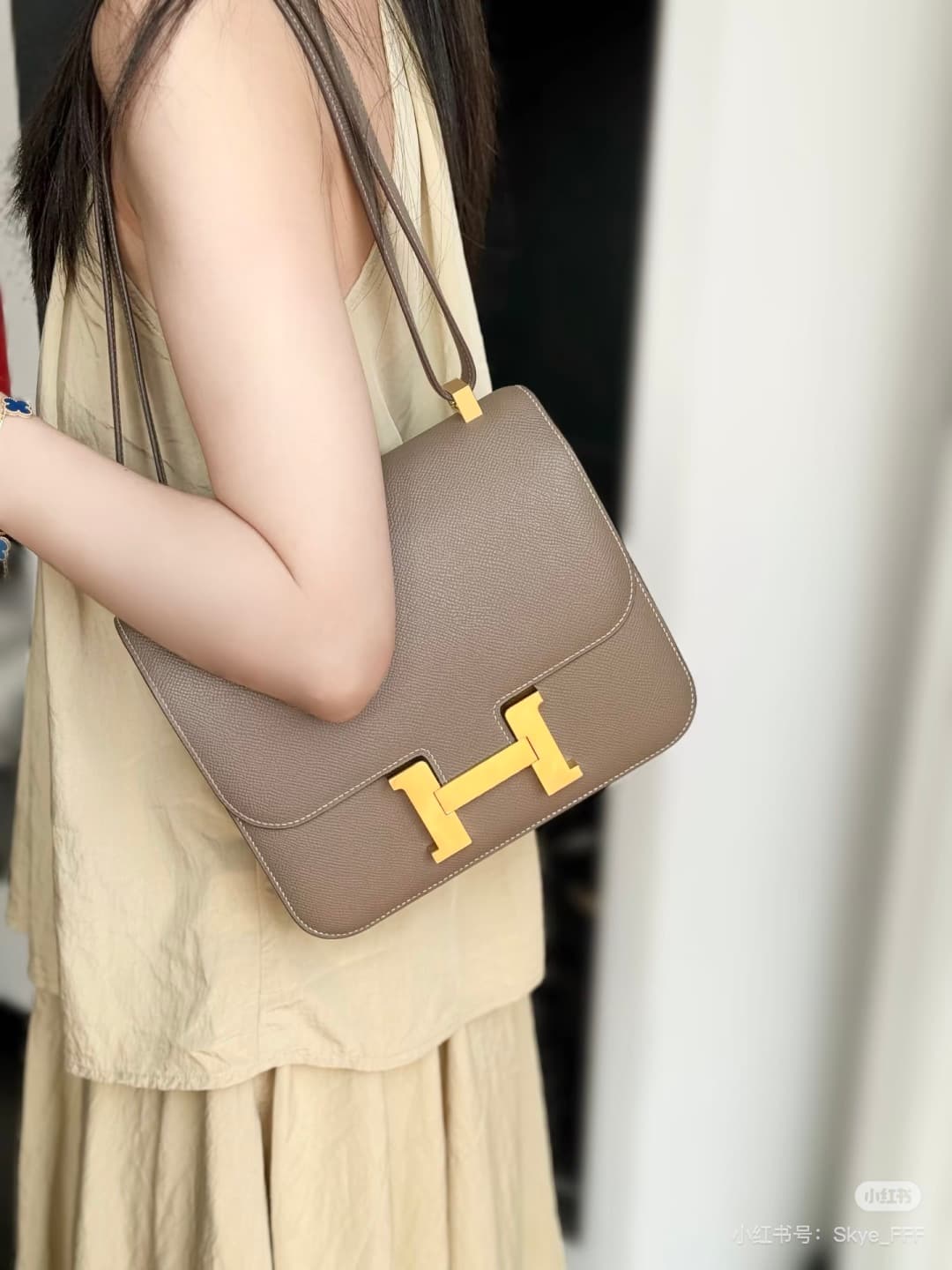 C4762 The flight attendant’s large-sized bag💰 – this Hermès Kangkang bag is simply the “white moonlight” in my mind. The color is extremely gentle. The shape of the bag is elegant and stylish. I usually pair it with light-colored clothes: wear it with a c — image 3