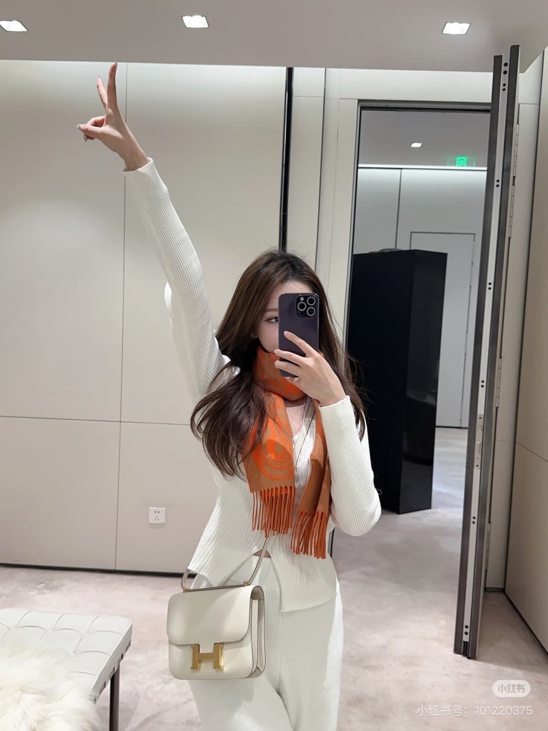 C4762 The flight attendant’s large-sized bag💰 – this Hermès Kangkang bag is simply the “white moonlight” in my mind. The color is extremely gentle. The shape of the bag is elegant and stylish. I usually pair it with light-colored clothes: wear it with a c — image 8