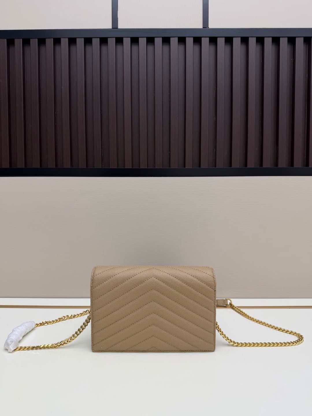 C8660 YSL Saint Laurent has released a hit product 👉 I have to say that (Saint Laurent)💗 The chain bag is extremely popular in the fashion world. This established French luxury brand has a special charm; LOOK lacks no highlights💫! The bag is made of impor — image 3
