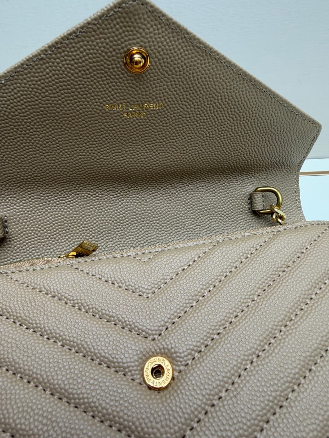 C8660 YSL Saint Laurent has released a hit product 👉 I have to say that (Saint Laurent)💗 The chain bag is extremely popular in the fashion world. This established French luxury brand has a special charm; LOOK lacks no highlights💫! The bag is made of impor — image 8