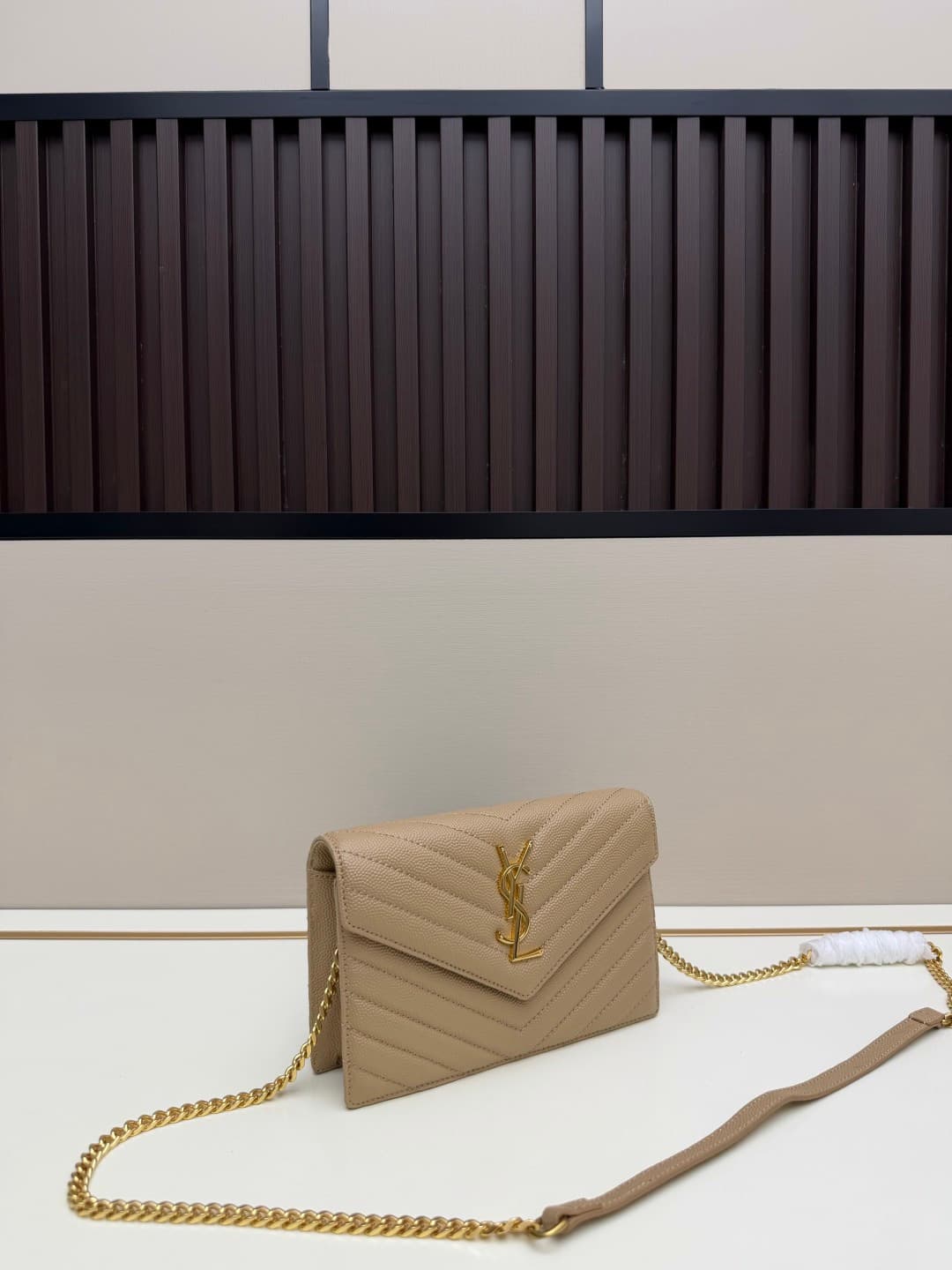 C8660 YSL Saint Laurent has released a hit product 👉 I have to say that (Saint Laurent)💗 The chain bag is extremely popular in the fashion world. This established French luxury brand has a special charm; LOOK lacks no highlights💫! The bag is made of impor — image 2