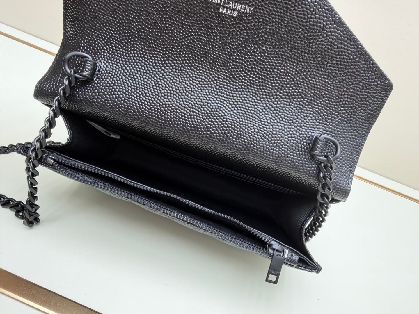 C8658 YSL Saint Laurent has released a hit product 👉 I have to say that (Saint Laurent)💗 The chain bag is extremely popular in the fashion world. This established French luxury brand has a special charm; it’s full of unique features💫! The bag is made from — image 7