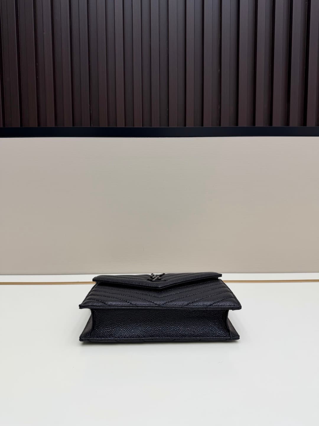 C8658 YSL Saint Laurent has released a hit product 👉 I have to say that (Saint Laurent)💗 The chain bag is extremely popular in the fashion world. This established French luxury brand has a special charm; it’s full of unique features💫! The bag is made from — image 4