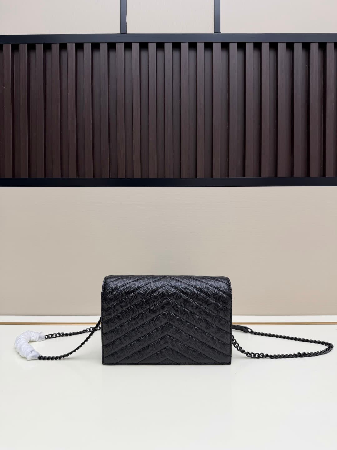 C8658 YSL Saint Laurent has released a hit product 👉 I have to say that (Saint Laurent)💗 The chain bag is extremely popular in the fashion world. This established French luxury brand has a special charm; it’s full of unique features💫! The bag is made from — image 3