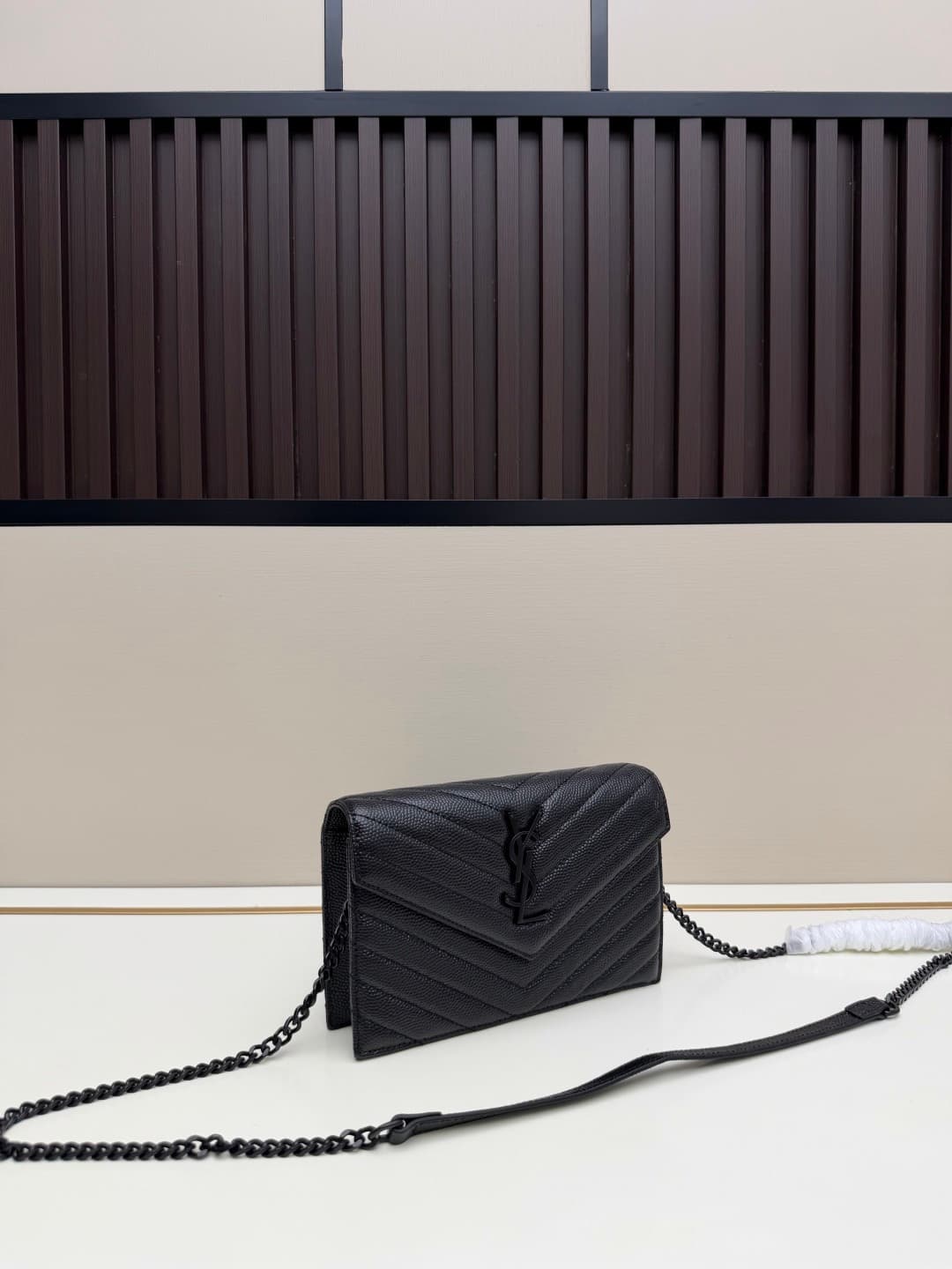 C8658 YSL Saint Laurent has released a hit product 👉 I have to say that (Saint Laurent)💗 The chain bag is extremely popular in the fashion world. This established French luxury brand has a special charm; it’s full of unique features💫! The bag is made from — image 2