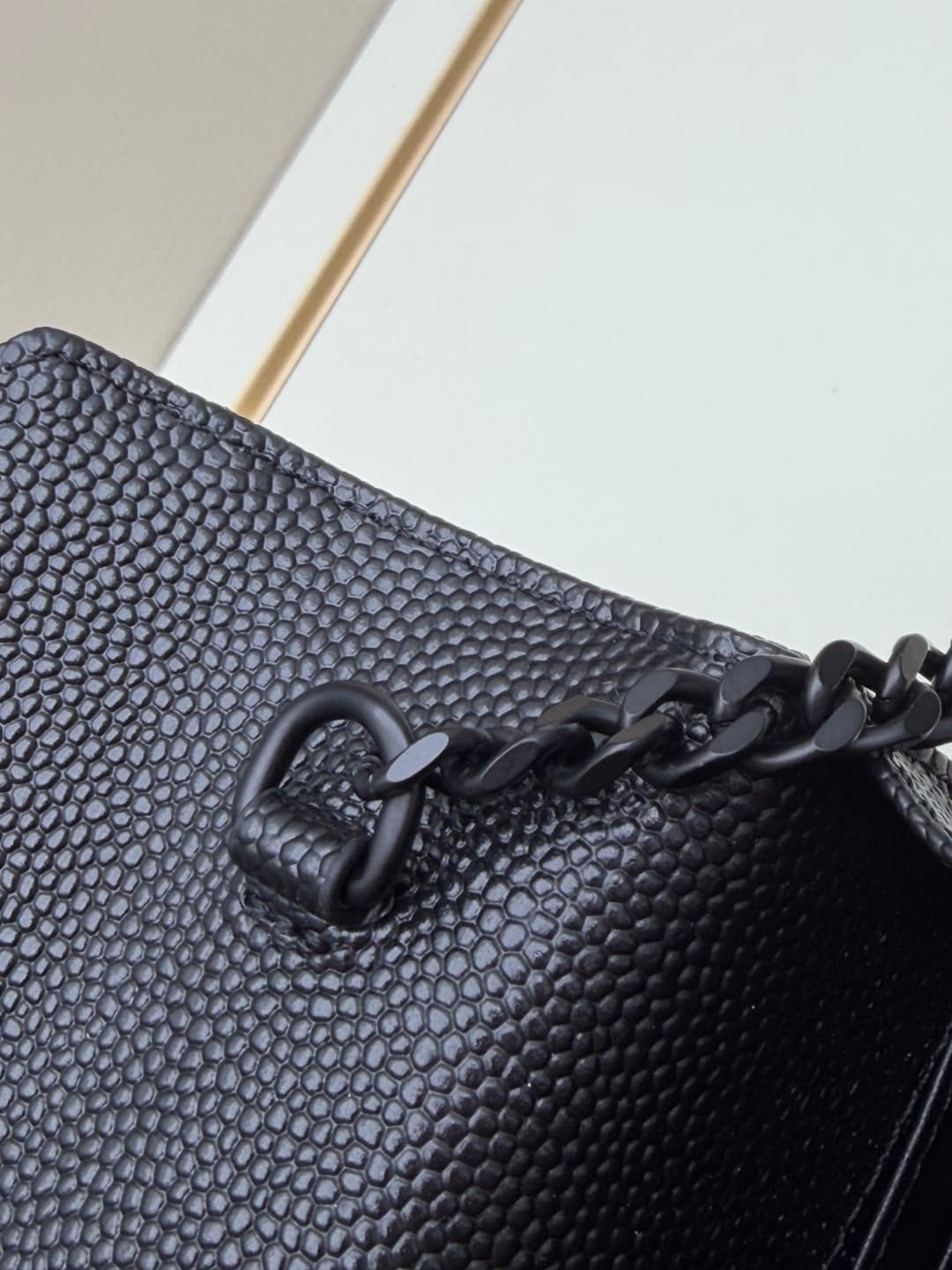 C8658 YSL Saint Laurent has released a hit product 👉 I have to say that (Saint Laurent)💗 The chain bag is extremely popular in the fashion world. This established French luxury brand has a special charm; it’s full of unique features💫! The bag is made from — image 6