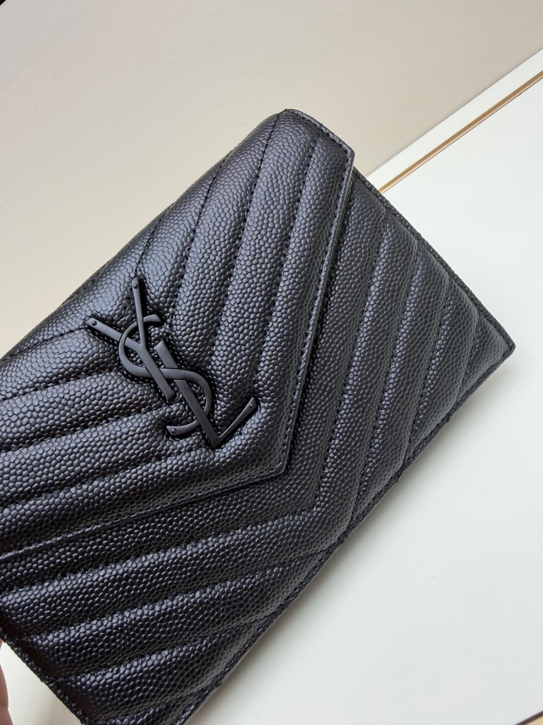 C8658 YSL Saint Laurent has released a hit product 👉 I have to say that (Saint Laurent)💗 The chain bag is extremely popular in the fashion world. This established French luxury brand has a special charm; it’s full of unique features💫! The bag is made from — image 5