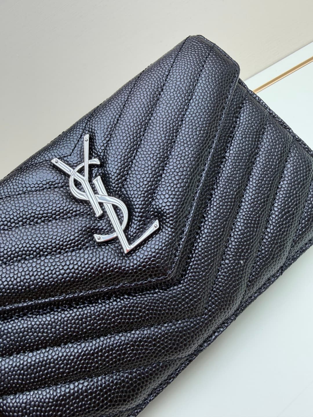 C8657 YSL Saint Laurent has released a hit product 👉 I have to say that (Saint Laurent)💗 The chain bag is extremely popular in the fashion world. This established French luxury brand has a special charm; it’s full of unique features💫! The bag is made from — image 5