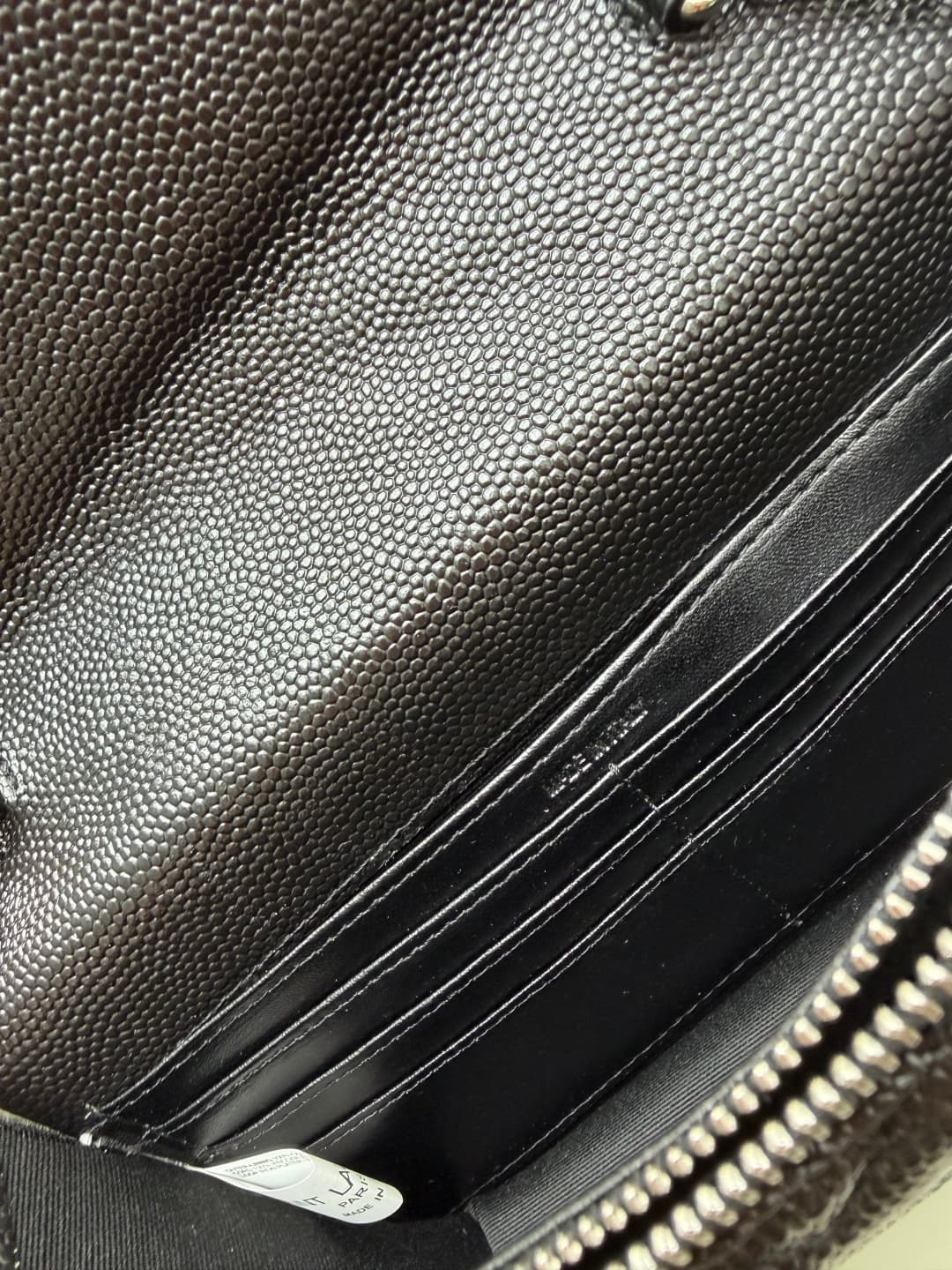 C8657 YSL Saint Laurent has released a hit product 👉 I have to say that (Saint Laurent)💗 The chain bag is extremely popular in the fashion world. This established French luxury brand has a special charm; it’s full of unique features💫! The bag is made from — image 8