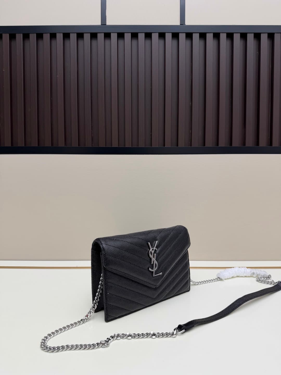 C8657 YSL Saint Laurent has released a hit product 👉 I have to say that (Saint Laurent)💗 The chain bag is extremely popular in the fashion world. This established French luxury brand has a special charm; it’s full of unique features💫! The bag is made from — image 2