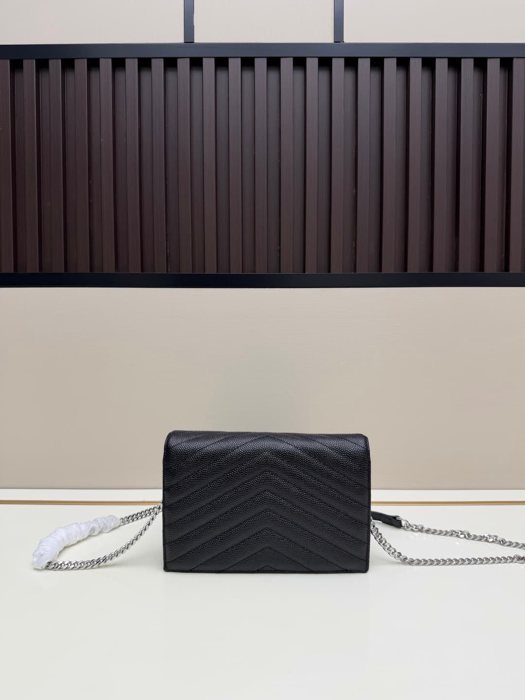 C8657 YSL Saint Laurent has released a hit product 👉 I have to say that (Saint Laurent)💗 The chain bag is extremely popular in the fashion world. This established French luxury brand has a special charm; it’s full of unique features💫! The bag is made from — image 3