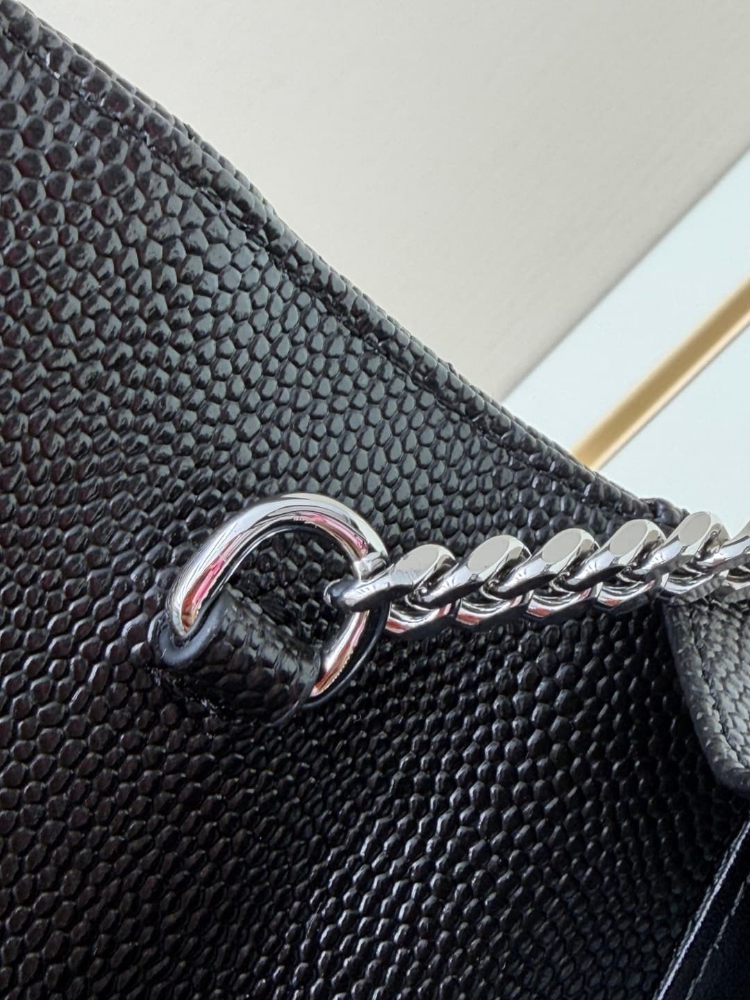 C8657 YSL Saint Laurent has released a hit product 👉 I have to say that (Saint Laurent)💗 The chain bag is extremely popular in the fashion world. This established French luxury brand has a special charm; it’s full of unique features💫! The bag is made from — image 6