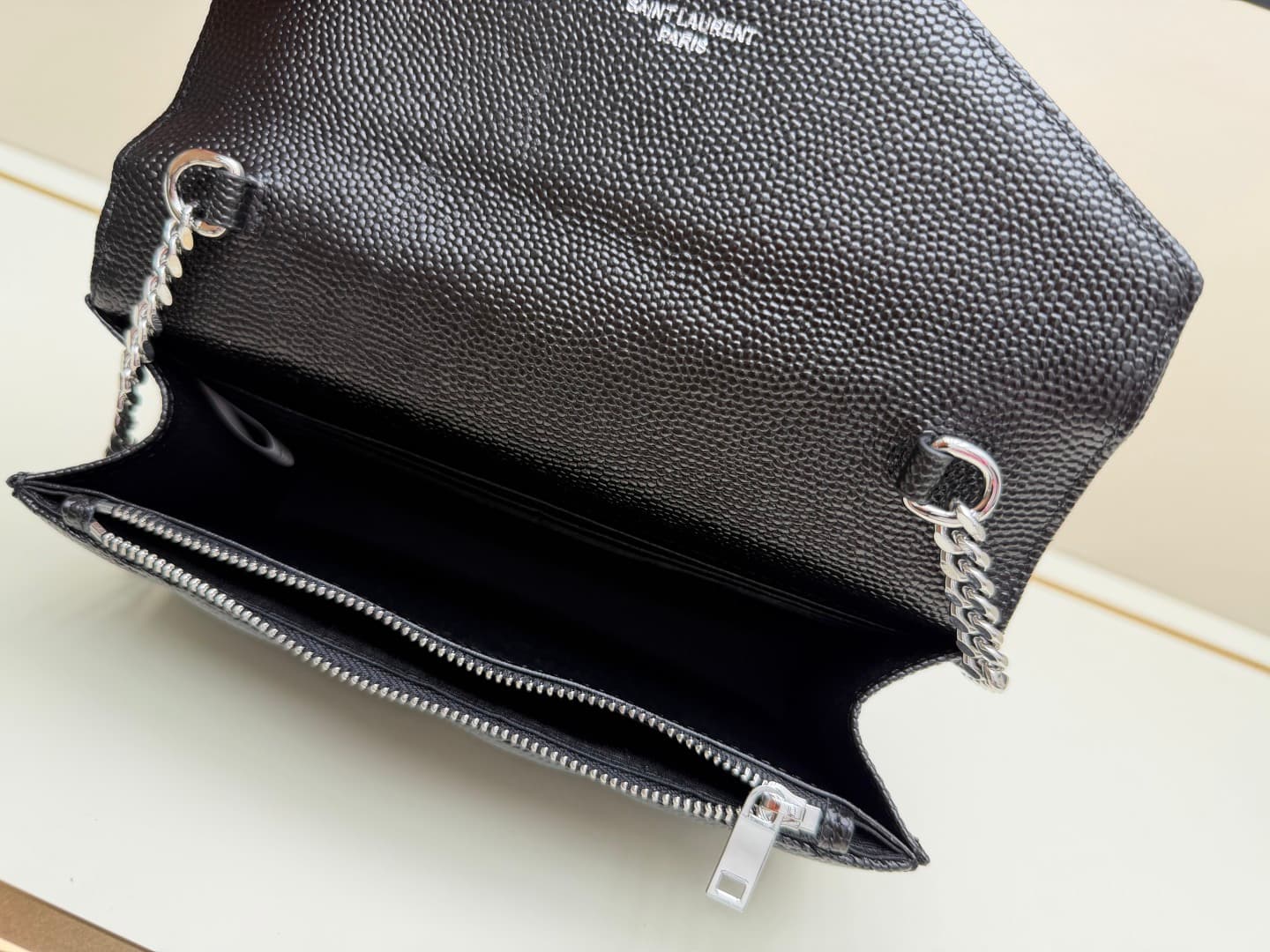 C8657 YSL Saint Laurent has released a hit product 👉 I have to say that (Saint Laurent)💗 The chain bag is extremely popular in the fashion world. This established French luxury brand has a special charm; it’s full of unique features💫! The bag is made from — image 7