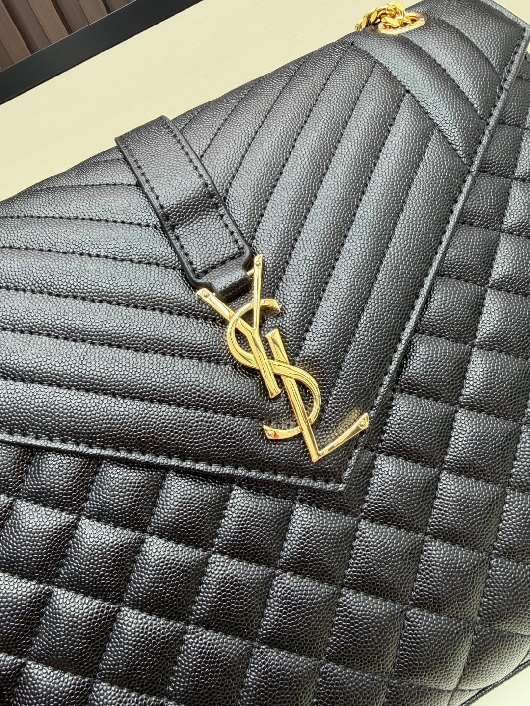 C8653 The latest version of the SaintLaurent&SLP counter in the grid pattern. Exclusive to this store: decorative interlocking metal YSL logo, flawless hardware, original ball-shaped texture, excellent feel, exquisite craftsmanship. Shoulder bag with cros — image 5