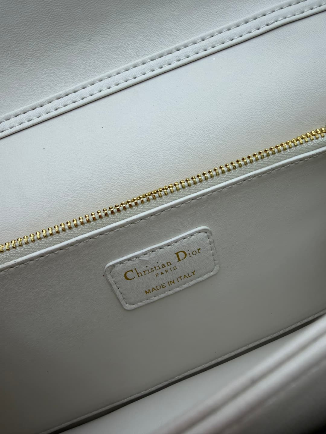 C1883 New large-sized💰 with box lacquer leather, summer style🆕 French romance | Dior Lady handbag🌹|||Isn’t everyone aware of the Dior Lady? — image 8