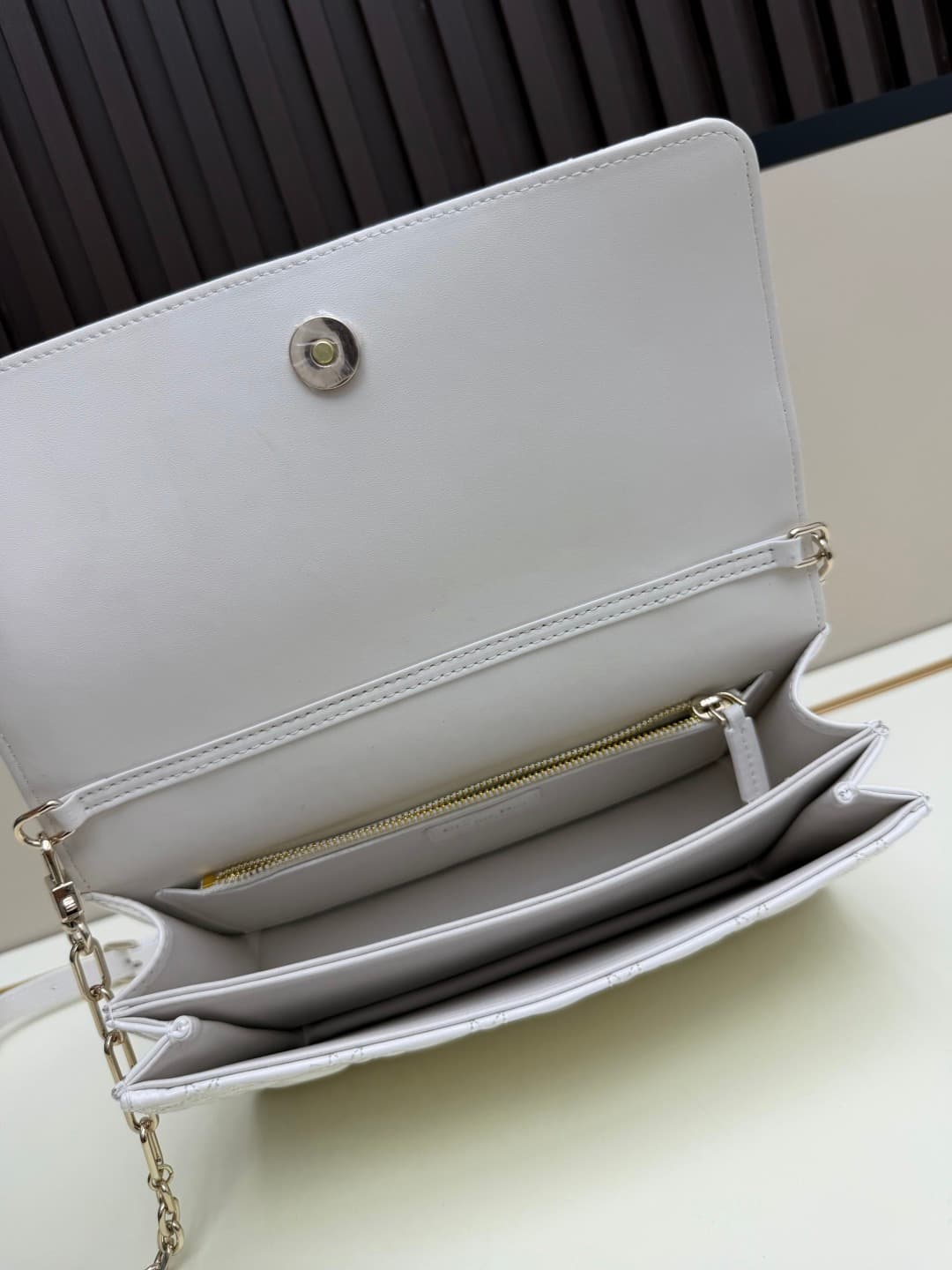 C1883 New large-sized💰 with box lacquer leather, summer style🆕 French romance | Dior Lady handbag🌹|||Isn’t everyone aware of the Dior Lady? — image 7