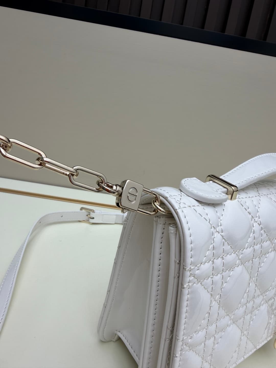 C1883 New large-sized💰 with box lacquer leather, summer style🆕 French romance | Dior Lady handbag🌹|||Isn’t everyone aware of the Dior Lady? — image 6