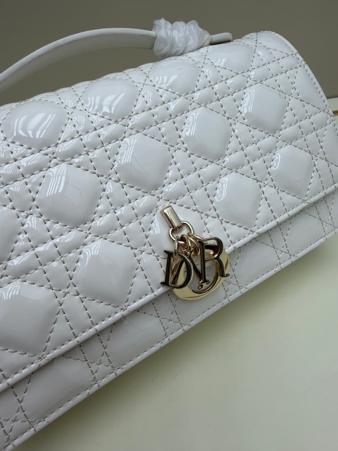 C1883 New large-sized💰 with box lacquer leather, summer style🆕 French romance | Dior Lady handbag🌹|||Isn’t everyone aware of the Dior Lady? — image 4