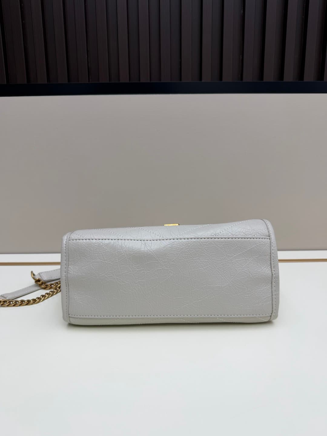 C8647 New small size 💰 YSL NIKI shopping bag – new model ||| The recent Saint Laurent shopping bags have a golden logo and golden chains; they are very eye-catching. There are two sizes: the large size can be used as a file and computer bag, making it per — image 5