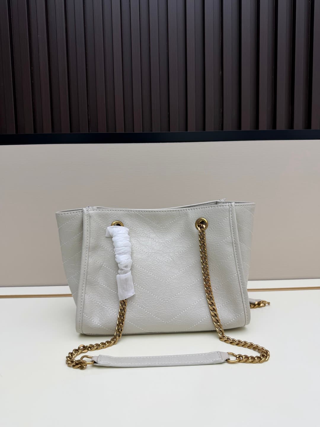 C8647 New small size 💰 YSL NIKI shopping bag – new model ||| The recent Saint Laurent shopping bags have a golden logo and golden chains; they are very eye-catching. There are two sizes: the large size can be used as a file and computer bag, making it per — image 3