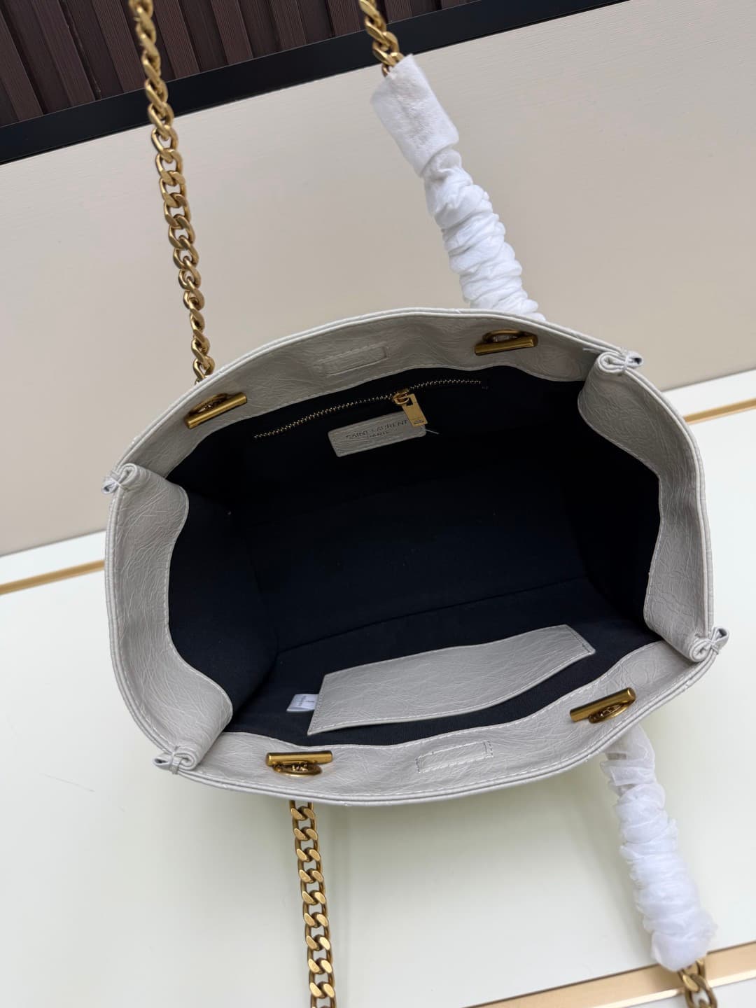 C8647 New small size 💰 YSL NIKI shopping bag – new model ||| The recent Saint Laurent shopping bags have a golden logo and golden chains; they are very eye-catching. There are two sizes: the large size can be used as a file and computer bag, making it per — image 7