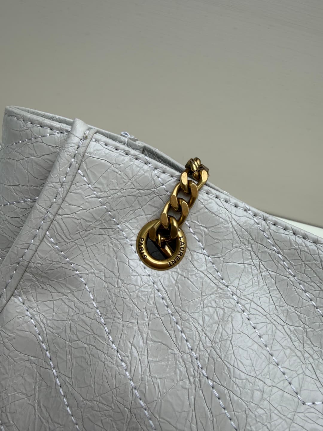 C8647 New small size 💰 YSL NIKI shopping bag – new model ||| The recent Saint Laurent shopping bags have a golden logo and golden chains; they are very eye-catching. There are two sizes: the large size can be used as a file and computer bag, making it per — image 6