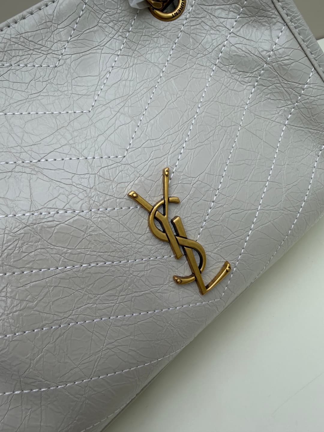 C8647 New small size 💰 YSL NIKI shopping bag – new model ||| The recent Saint Laurent shopping bags have a golden logo and golden chains; they are very eye-catching. There are two sizes: the large size can be used as a file and computer bag, making it per — image 4