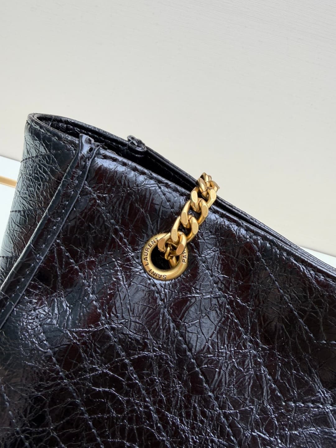 C8646 New small size 💰 YSL NIKI shopping bag – new model ||| The recent Saint Laurent shopping bags have a golden logo and golden chains; they are very eye-catching. There are two sizes: the large size can be used as a file and computer bag, making it per — image 6