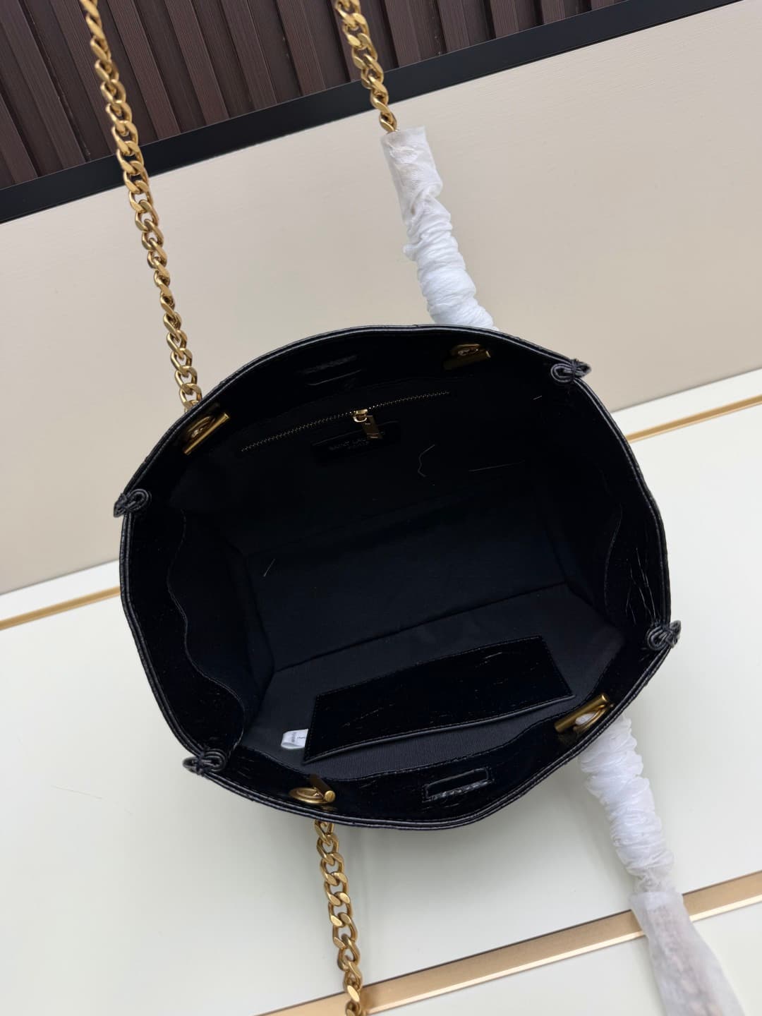 C8646 New small size 💰 YSL NIKI shopping bag – new model ||| The recent Saint Laurent shopping bags have a golden logo and golden chains; they are very eye-catching. There are two sizes: the large size can be used as a file and computer bag, making it per — image 7