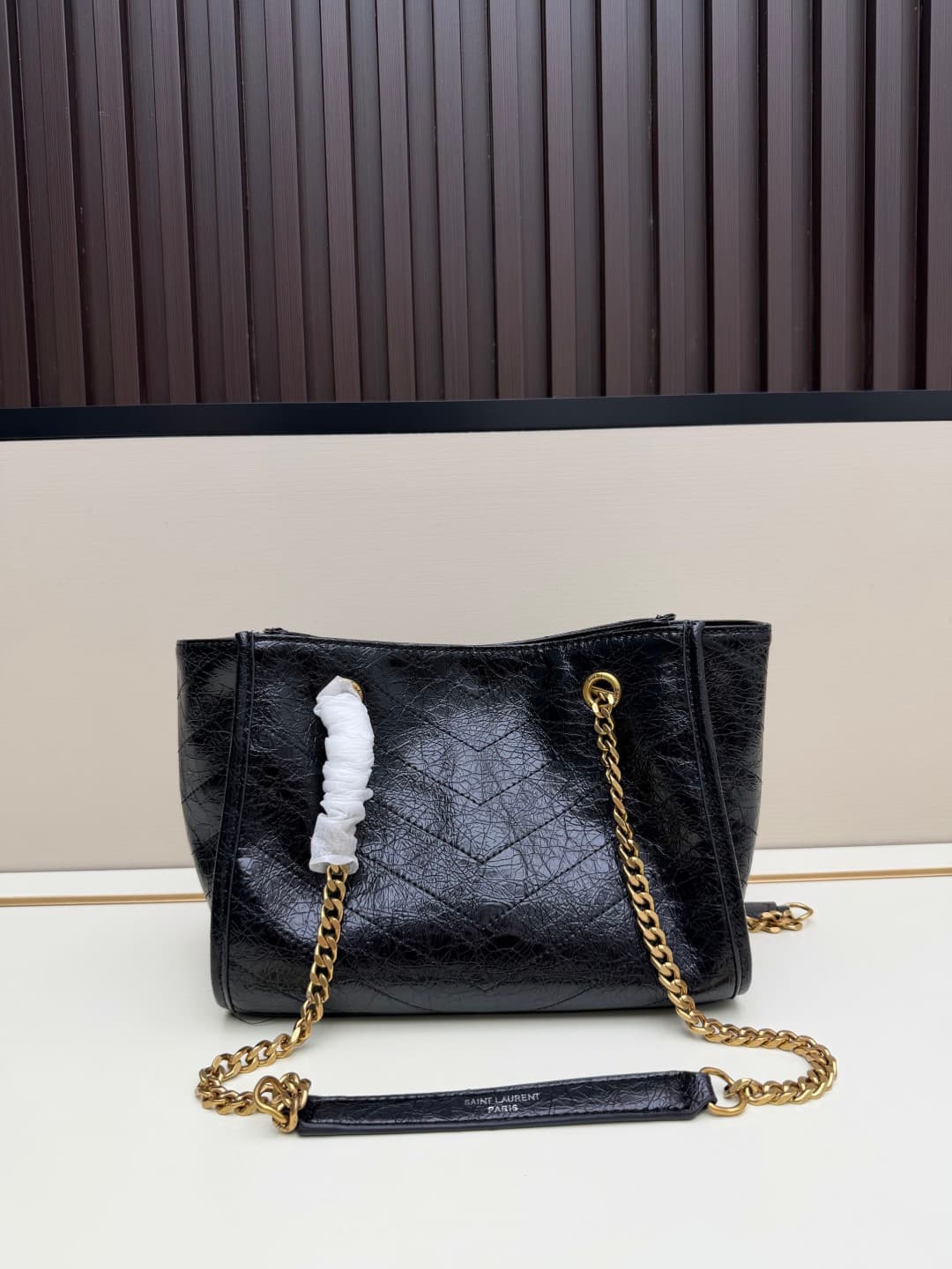 C8646 New small size 💰 YSL NIKI shopping bag – new model ||| The recent Saint Laurent shopping bags have a golden logo and golden chains; they are very eye-catching. There are two sizes: the large size can be used as a file and computer bag, making it per — image 3