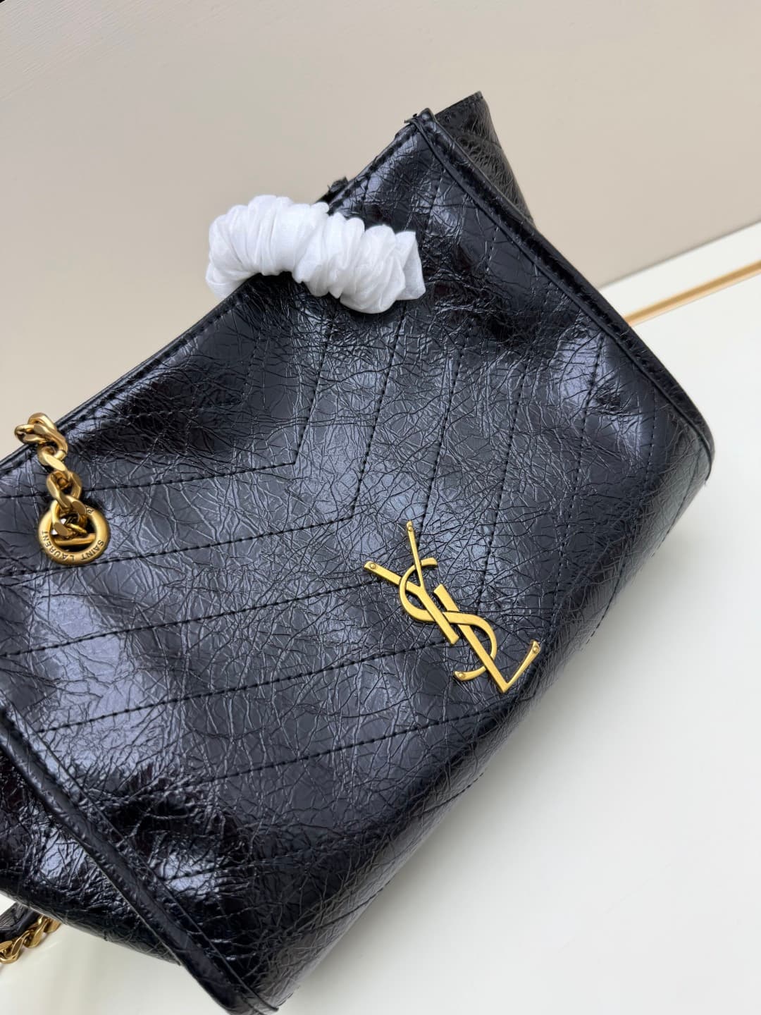 C8646 New small size 💰 YSL NIKI shopping bag – new model ||| The recent Saint Laurent shopping bags have a golden logo and golden chains; they are very eye-catching. There are two sizes: the large size can be used as a file and computer bag, making it per — image 4