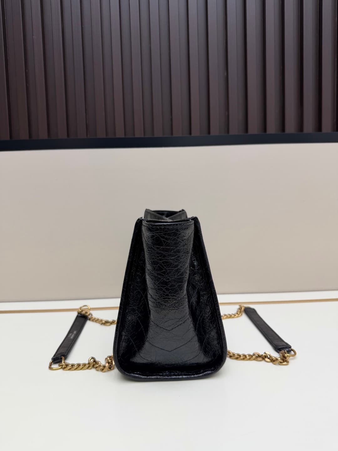 C8646 New small size 💰 YSL NIKI shopping bag – new model ||| The recent Saint Laurent shopping bags have a golden logo and golden chains; they are very eye-catching. There are two sizes: the large size can be used as a file and computer bag, making it per — image 2