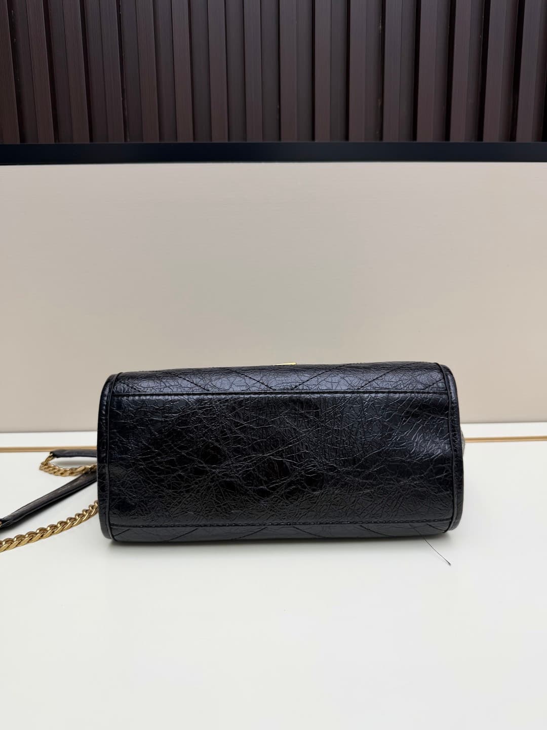 C8646 New small size 💰 YSL NIKI shopping bag – new model ||| The recent Saint Laurent shopping bags have a golden logo and golden chains; they are very eye-catching. There are two sizes: the large size can be used as a file and computer bag, making it per — image 5