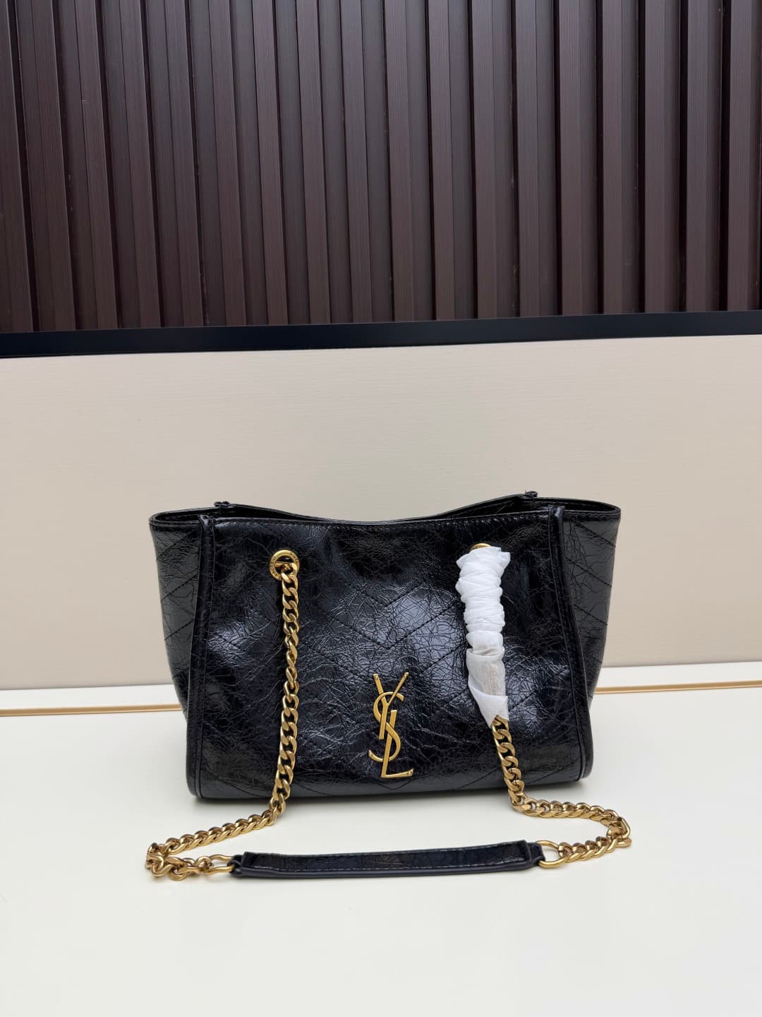 C8646 New small size 💰 YSL NIKI shopping bag – new model ||| The recent Saint Laurent shopping bags have a golden logo and golden chains; they are very eye-catching. There are two sizes: the large size can be used as a file and computer bag, making it per — image 1