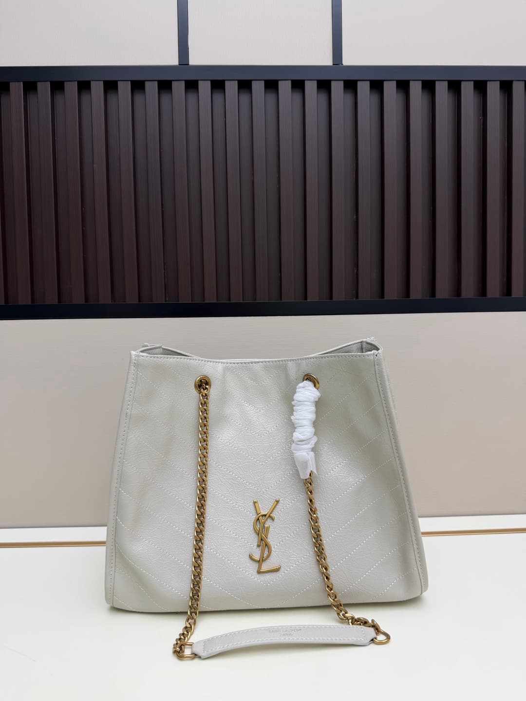 C8644 New large-sized 💰 YSL NIKI shopping bag – new model! |||| The new Saint Laurent shopping bags released this year have a golden logo, and the chain is also gold-colored; they are very eye-catching. There are two sizes: the large size can be used as a — image 1
