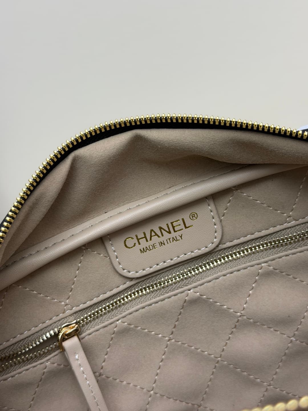 C698 New model. 𝐂𝐡𝐚𝐧𝐞𝐥 𝟐𝟔𝐬𝐬 new model bowling bag — image 8