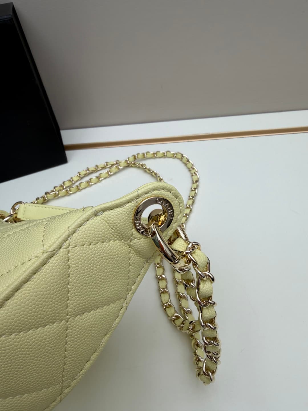 C683 Chanel 26 underarm bag, a crescent-shaped bag. It’s very lightweight and can be carried across the shoulder! Leather from grain cattle is considered one of the most durable materials used by Chanel; it doesn’t tear easily. However, the phone can only — image 6